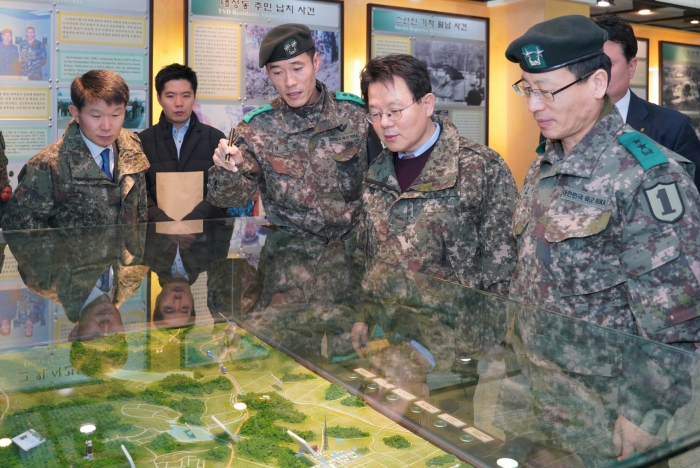 30일 김광수 NH농협금융지주 회장이 경기도 파주시 육군 제1보병사단을 찾았다. (왼쪽 네 번째부터)김광수 회장과 박정환 육군 제1보병사단장. 사진=NH농협금융지주 제공