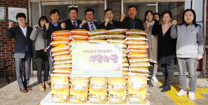 NH농협은행 전남영업본부, 사랑의 쌀 전달식 모습