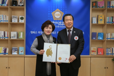부천시의회 김동희 의장, 적십자 특별회비 전달