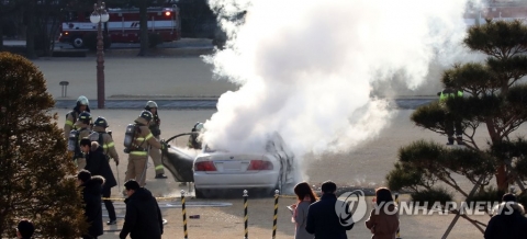 국회 잔디밭에 차량 화재···50대 남성 중상