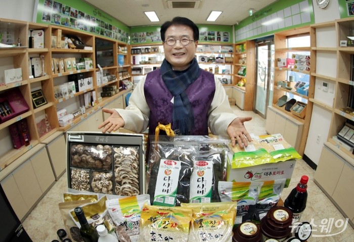 이승옥 강진군수가 강진군초록믿음직거래센터에서 판매 중인 강진산 특산물을 소개하고 있다. (사진제공=강진군)