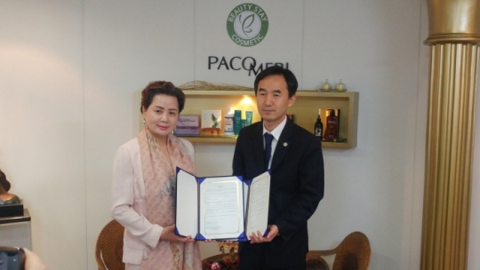 파코메리 박형미 회장(왼쪽)과 위맥스비앤씨 김청하 대표이사(오른쪽)가 업무협약을 체결한 후 기념촬영을 하고 있다.