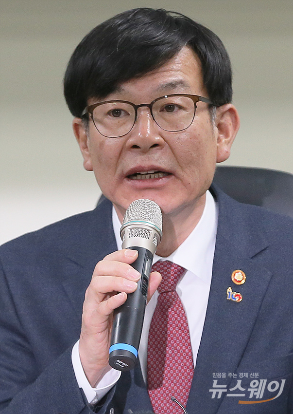 김상조 “한진 총수 지정, 5월 1일보다 늦어질 수 있다”
