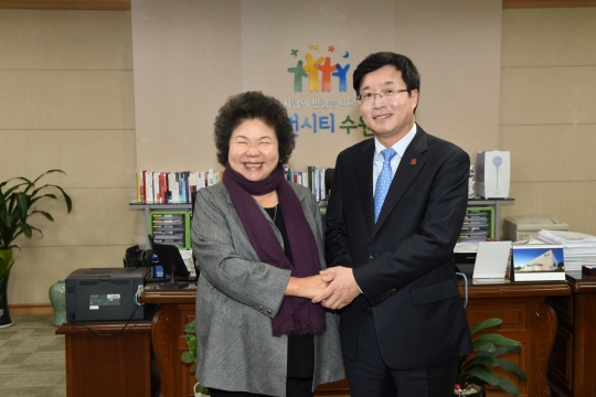 지난 2016년 11월 수원시청을 방문한 천쥐 총통 비서장(당시 가오슝시장)과 염태영 수원시장.