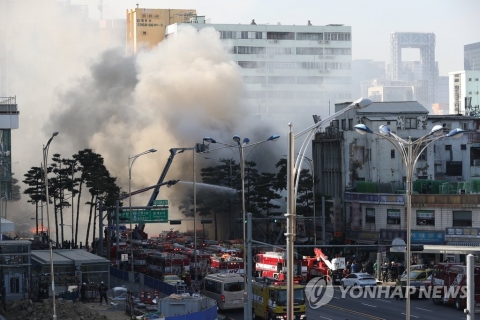을지로4가 철물점서 대형 화재···초진 완료·인명피해 없어