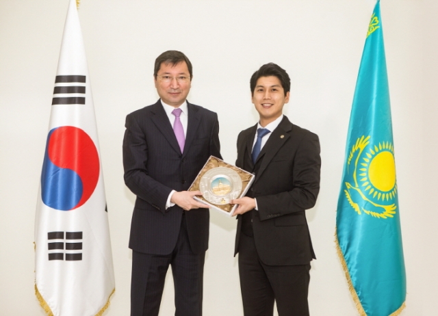 주한 카자흐스탄 대사, 한문화외교사절단 정사무엘 단장에 감사장 수여