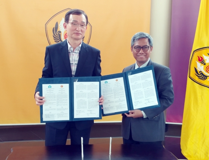 목포대 박민서 총장(왼쪽)과 인도네시아 파자자란대학 총장이 MOU와 MOA를 체결하고 있다.