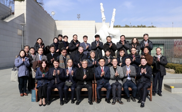 지난 2월 13일, 14일 전 세계 문화원장·문화홍보관 회의 참석자들이 국립아시아문화전당 앞에서 기념 촬영을 하고 있다.