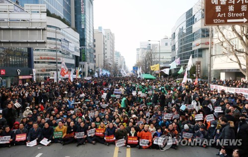 16일 오후 광주 동구 금남로에서 열린 광주 범시민궐기대회에서 시민들이 ‘5·18 공청회 망언’을 규탄하는 집회를 열고 있다. 사진=연합뉴스 제공