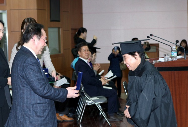 총동문회장상 이정자씨(사진제공=영진사이버대)