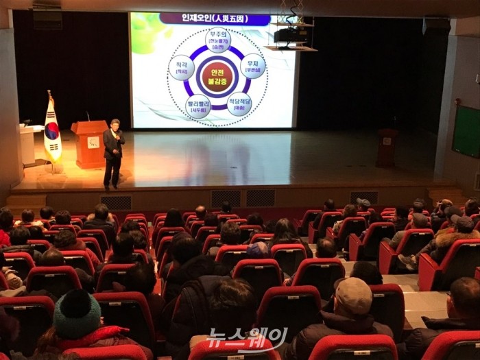 전남 화순군(군수 구충곤)이 지난 15일 하니움 문화스포츠센터에서 공공근로와 지역공동체 일자리사업 참여자 133명을 대상으로 안전보건 교육을 했다.(사진=화순군)