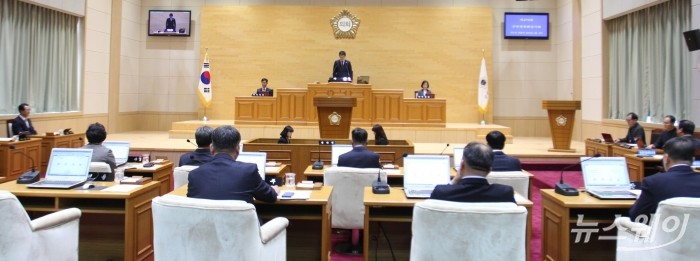 신안군의회 김용배 의장이 18일 열린 제275회 임시회 제1차 본회의에서 인사말을 하고 있다. (사진제공=신안군의회)