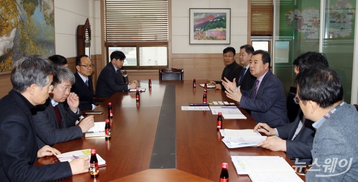 이윤행 군수와 박범영 축산자원개발부장 등 관계자 10여 명이 참석한 가운데 지난 15일 군청 소회의실에서 국립축산과학원 축산자원개발부 이전과 관련해 공통 관심 사항을 논의하고 있다.(사진제공=함평군)