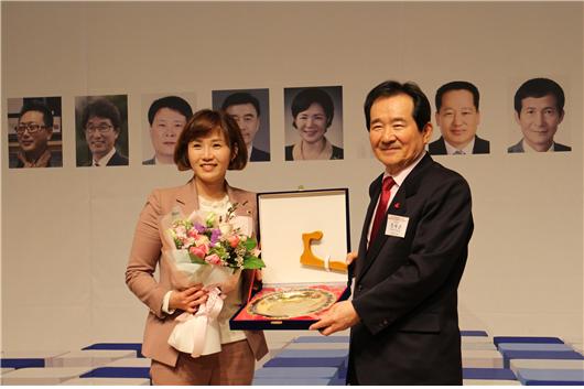 15일 오현정 서울시의원(더불어민주당, 광진2)이 정세균 전 국회의장으로부터 의정대상을 수상하고 있다.