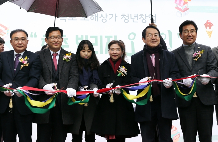 임지선 보해양조 대표(오른쪽 세번째)와 김종식 목포시장(오른쪽 두번째)이 19일 보해양조 청년점포 개업식에서 테이프를 자르고 있다