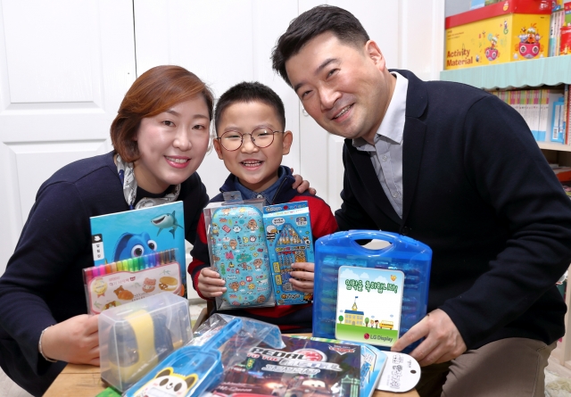 LG디스플레이, 임직원 자녀 초등학교 입학선물 전달