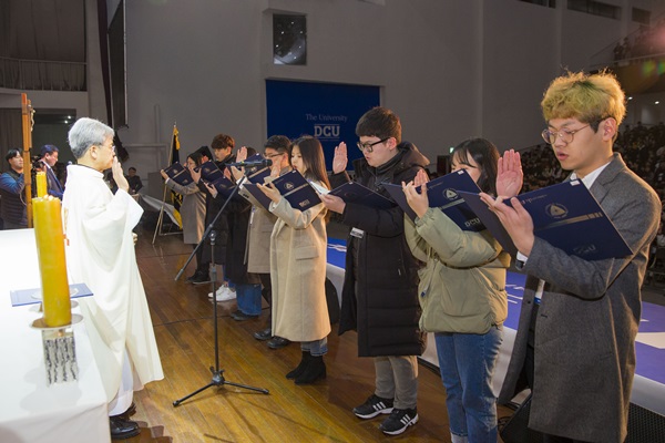 입학식에서 선서중인 신입생들(사진제공=대구카톨릭대)