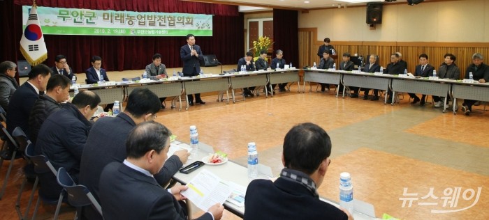 김산 군수가 지난 19일 승달문화예술회관에서 열린 미래농업발전협의회에서 인사말을 하고 있다. (사진제공=무안군)