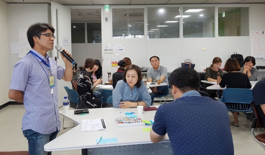 지난해 9월 열린 ‘디자인씽킹(Design Thinking) 워크숍’에서 시민들이 ‘수원시 통합플랫폼’에서 서비스할 공공서비스 모델을 모색하고 있다.