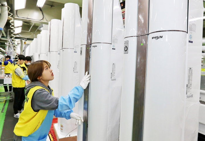 LG전자 직원들이 20일 경남 창원사업장에서 휘센 씽큐 에어컨을 생산하고 있는 모습. 사진=LG전자 제공
