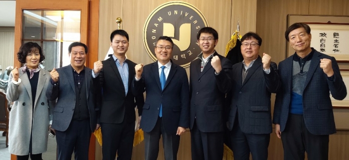 박상철 호남대총장(사진 가운데)과 중국 칭화대학교 자동차공학과 교수들이 상호 협력을 다짐하고 있다.