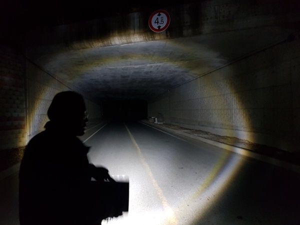 어두운 지하차도에서 정복전장 CAPRO '4세대 충전식 LED투광작업등'의 밝기를 실험하고 있다.(사진제공=정복전장)