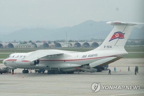 24일 베트남 하노이 노이바이 공항에 도착한 북한 고려항공 수송기에서 장비와 물품 등이 하역되고 있다. 사진=연합뉴스 제공