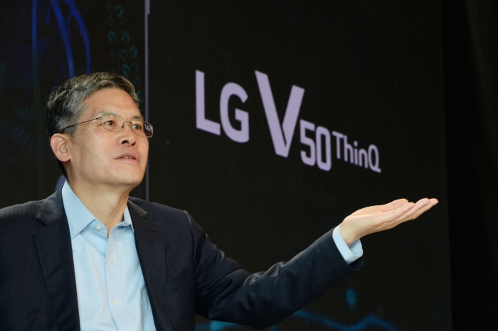 스페인 바르셀로나에서 열린 LG전자 신제품 공개행사에서 MC사업본부 김인경 수석연구위원(전무)이 LG V50 씽큐 5G를 소개하고 있다. 사진=LG전자 제공.