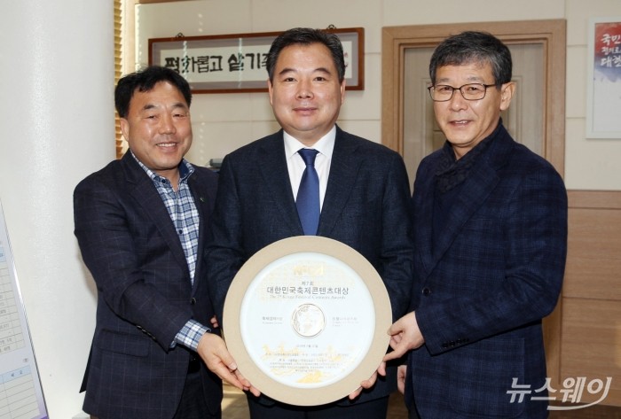 함평나비축제가 지난 22일 백범 김구기념관에서 열린 제7회 대한민국 축제콘텐츠대상에서 축제경제부문 대상을 수상했다. (사진제공=함평군)