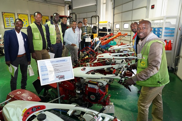 에티오피아 연수단이 농기계를 살펴보고 있다.(사진제공=경북도)