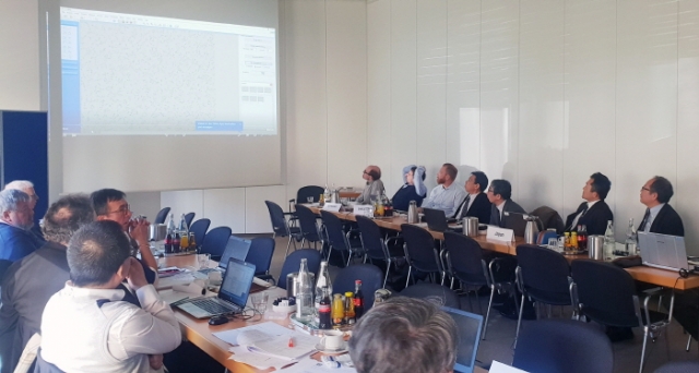 독일에서 열린 철강분야 열처리 합금강 국제표준회의에서 회원국들이 KTR의 국제표준안을 검토하고 있다.