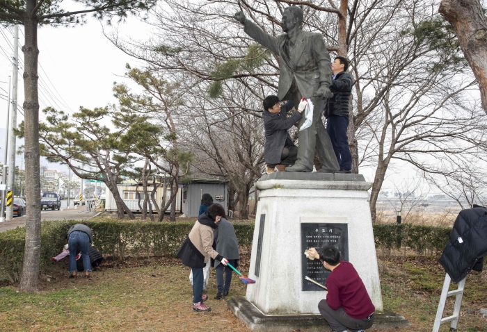 구례군, 100주년 3.1절 맞이 독립유공자 동상 환경정비 실시 기사의 사진