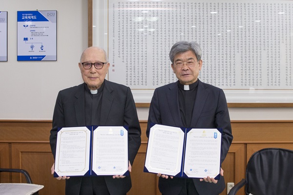 정은규 몬시뇰(왼쪽)과 김정우 총장(사진제공=대구가톨릭대)