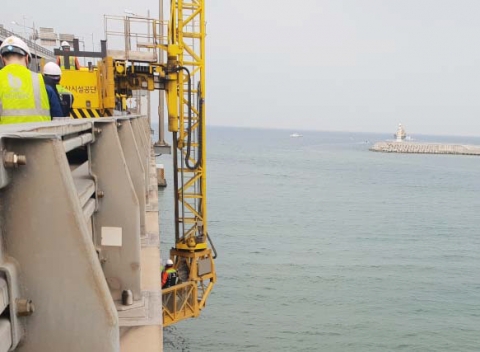 러시아 화물선, 광안대교 충돌·음주 선장 체포···3일까지 차량 통제