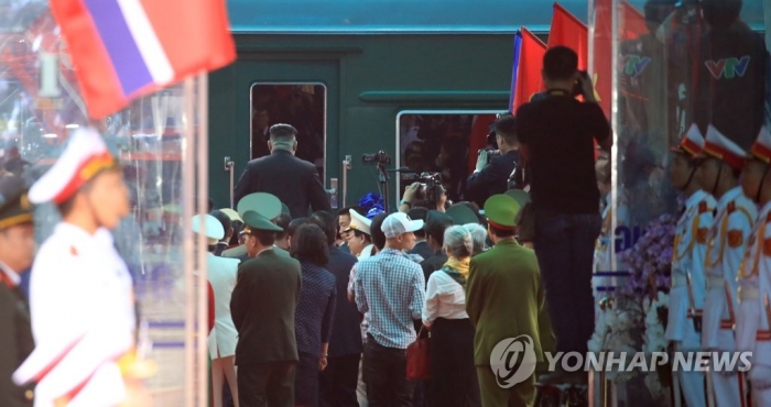 김정은 북한 국무위원장이 중국과 접경지역인 베트남 랑선성 동당역에 도착해 전용열차에 오르고 있다. 사진=연합뉴스 제공.