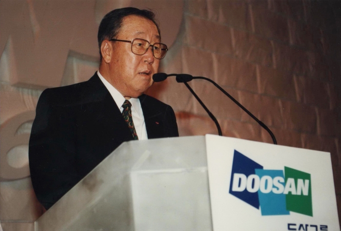 1996년 8월 두산그룹 창업 100주년 축하 리셉션에서 인사말을 하고 있는 고인의 모습. 사진=두산그룹 제공.