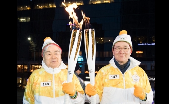 조양호 회장(왼쪽)과 조원태 대한항공 사장이 2018년 1월 13일 평창 동계올림픽대회 성화봉송 릴레이에 참가했다. 사진=대한항공 제공