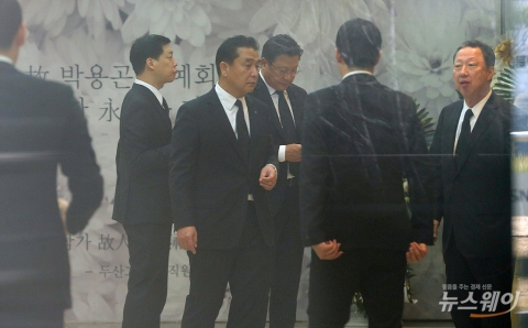 故박용곤 두산 명예회장 빈소, 재계 총수들 조문 행렬(종합)