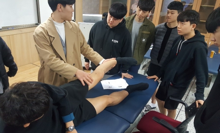 ‘더블멘토링 학습프로그램’에 참여한 선후배들이 이론과 실습을 중심으로 공부를 하고 있다.