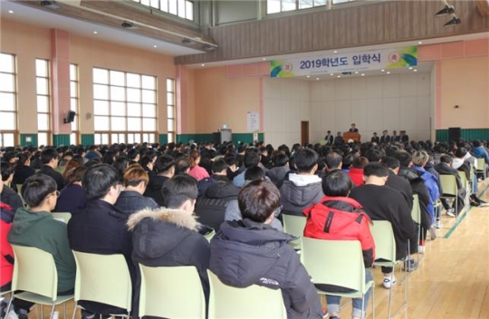 5일 한국폴리텍대학 남인천캠퍼스 강당에서 2019학년도 신입생 입학식이 열리고 있다.