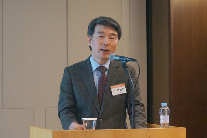 6일 안성환 지노믹트리 대표가 서울 여의도 63빌딩에서 열린 기업공개(IPO) 간담회에서 향후 상장 일정과 성장 전략 등에 대해 설명하는 모습.
