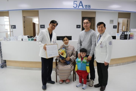 비에스종합병원, 강화군서 11년 만에 첫 아기 울음...퇴원 축하행사