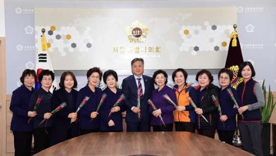 8일 서울시의회 신원철 의장(가운데)이 ‘세계여성의 날’을 맞아 시의회 여성청소노동자에게 장미꽃과 빵을 선물하고 오찬을 함께 했다,
