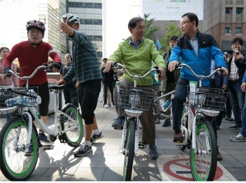서울시의회 박기열 부의장(맨 오른쪽)이 박원순 서울시장과 서울시 공공자전거 `따릉이`를 이용하고 있다.