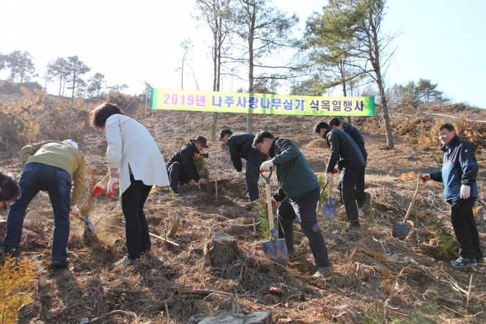 나주시, 나무심기행사···세지면에 편백 3,000그루 식재 기사의 사진