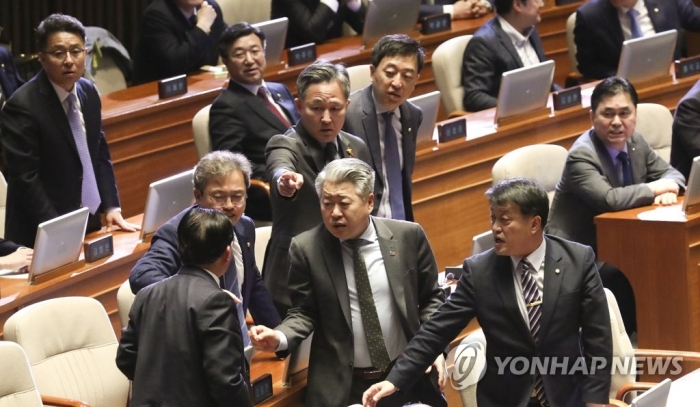 본회의장 더불어민주당, 자유한국당 의원들의 대립. 사진=연합뉴스 제공