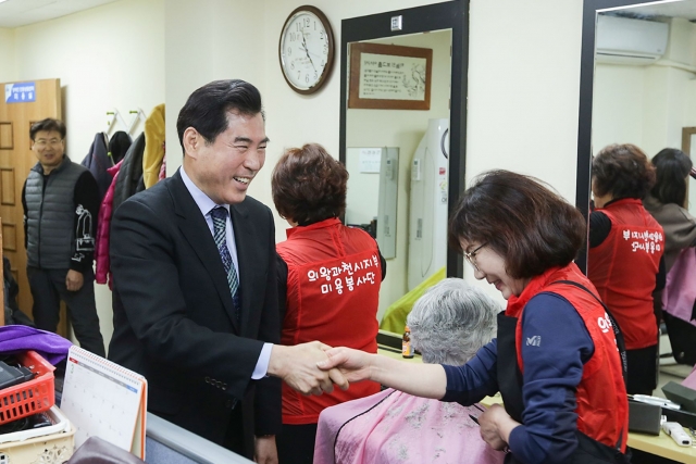  김상돈 의왕시장, 미용봉사 활동 참여자 격려 기사의 사진