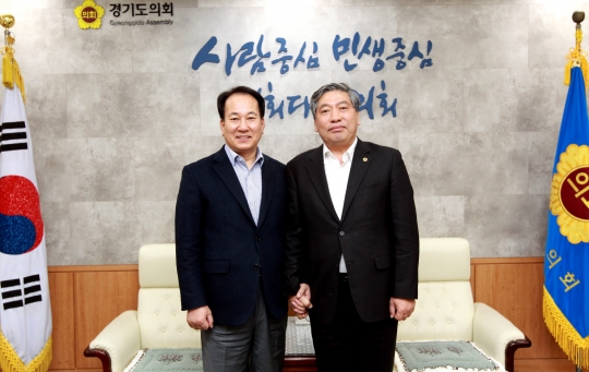 (오른쪽) 송한준 경기도의회 의장, (왼쪽) 황세영 울산광역시의회 의장