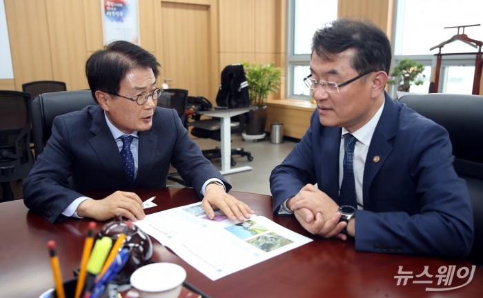 이승옥 군수가 지난 12일 윤종인 행정안전부 차관을 만나 지역 현안사업에 대해 설명하고 있다. (사진제공=강진군)