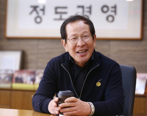 교촌치킨 창업주 권원강 회장 퇴임··· 전문경영인 체제 전환